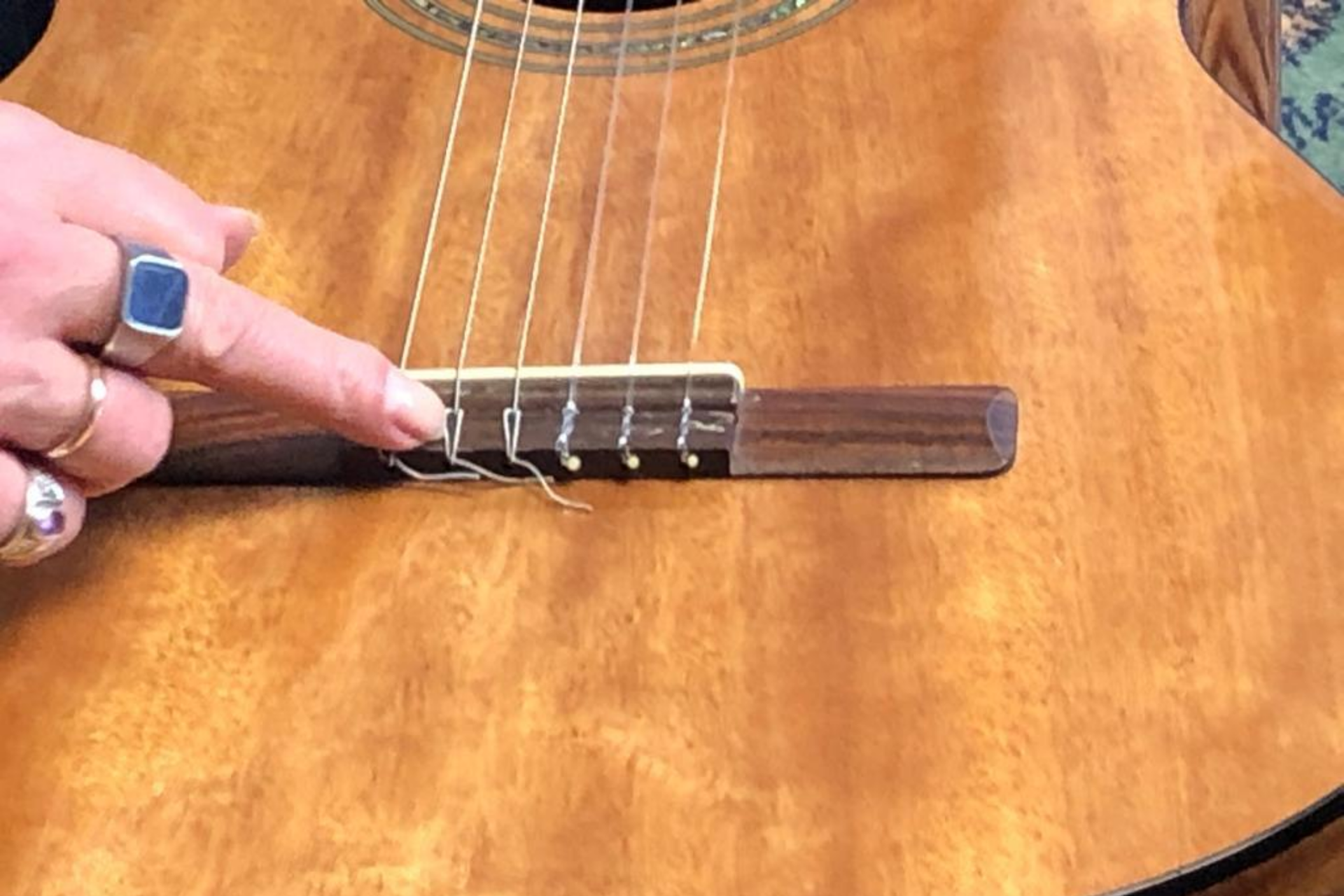 Peuter huurder in het geheim Quick tip: De snaren van je klassieke gitaar vervangen in 5 stappen -  Peet´s gitariteiten